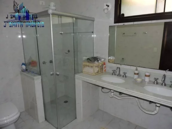 Imagem Casa na Granja Viana com muito espaço em rua tranquila
 Casa com pé direito alto, amplas varandas,...