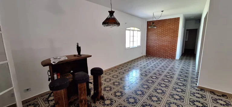 Imagem CASA LADO LINHA COM PISCINA EM DOIS LOTES