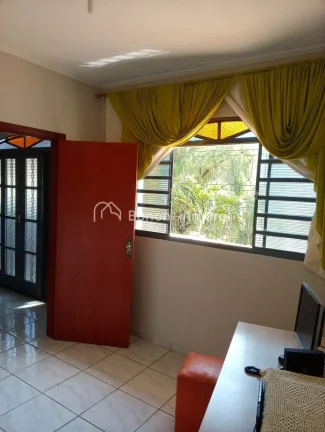 Imagem Linda e espaçosa casa com 217 m² de área construída e 320 m² de terreno. A residência possui 3...