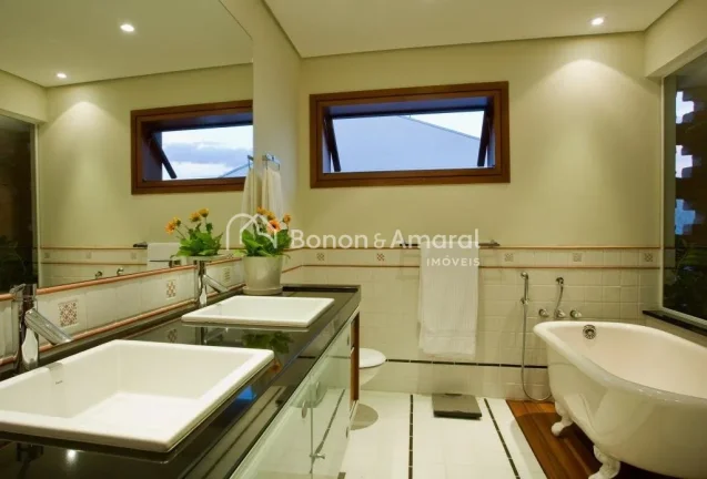 Imagem Casa com arquitetura diferenciada no condomínio Alphaville Campinas. A espaçosa residência possui...