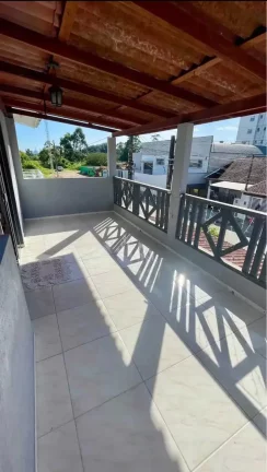 Imagem Sobrado amplo com 2 dormitórios e 2 vagas de garagem, com espaço lateral no Centro de Camboriú.