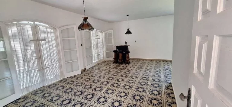 Imagem CASA LADO LINHA COM PISCINA EM DOIS LOTES