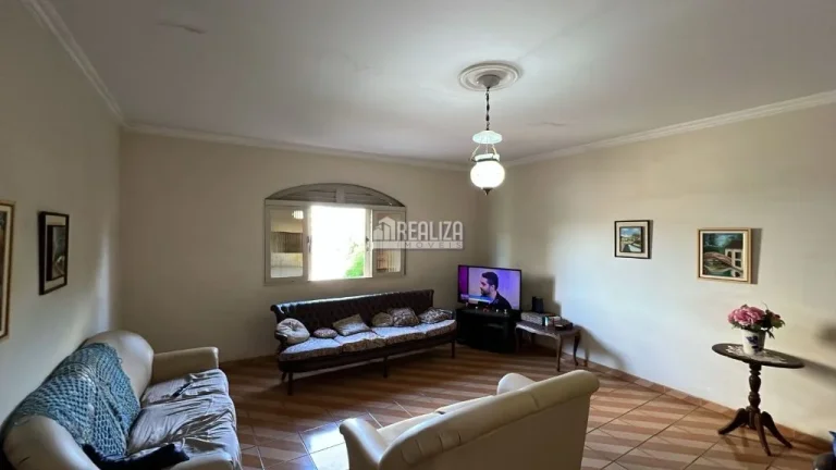 Imagem Casa ampla de 2 andares, próxima à Avenida Guilherme Ferreira, com 3 quartos incluindo 1 suíte