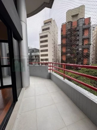 Imagem Apartamento de luxo no coração de São Paulo: 3 quartos, 3 suítes, 3 salas, 5 banheiros, 3 vagas de garagem, 170m² no Itaim Bibi.