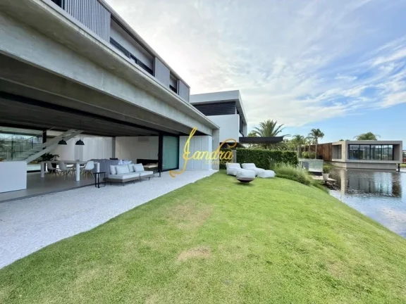 Imagem Casa contemporânea no condomínio Sense beira lago