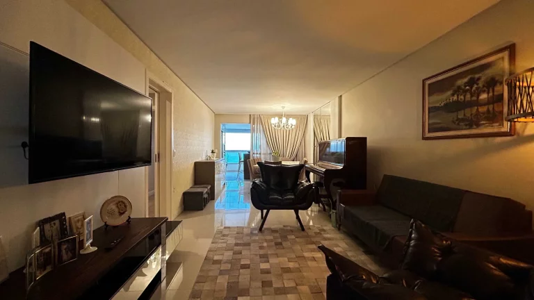 Imagem Apartamento frente mar com 3 suítes sendo 1 master e 2 vagas de garagem - Centro de Navegantes/SC