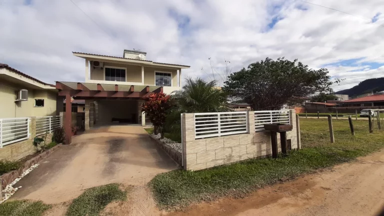 Casa à venda em Garopaba-SC, bairro Areias de Palhocinha: 3 quartos, 2 salas, 2 banheiros, 1 vaga, 160m². Venha conhecer!