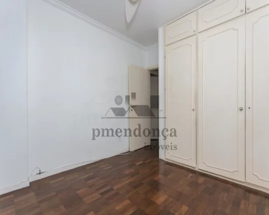Imagem Apartamento com armários planejados, piso em parquet, living para 02 ambientes, banheiro, 02 dormit...