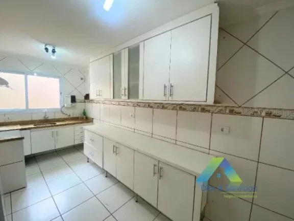 Imagem Casa Sobrado a venda com 03 quartos e 03 vagas de garagem- Cupece