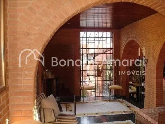 Imagem Casa com arquitetura diferenciada, com 3 quartos, living 4 ambientes, Home Theater com isolamento ac...