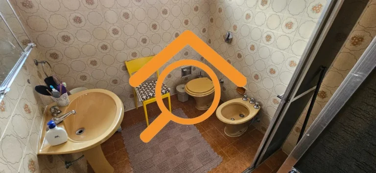 Imagem Casa Comercial para Locação em Interlagos, São Paulo - 2 Quartos, 1 Sala, 2 Banheiros, 4 Vagas de Garagem - 175m²