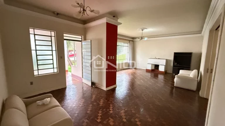 Imagem Casa com Amplo Terreno - No Centro
