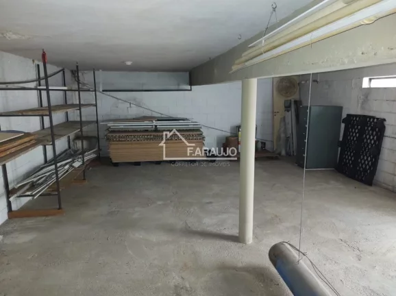 Imagem Com um amplo espaço interno, barracão oferece inúmeras possibilidades de layout e adaptação, permitindo a personalização de acordo c/ as necessidades