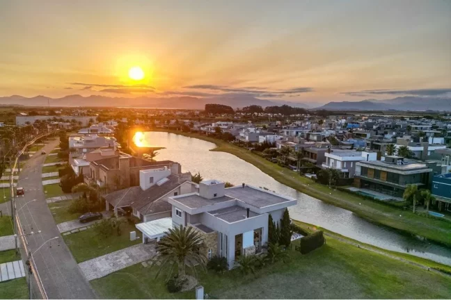 Imagem Casa de condomínio à venda em Xangri-Lá, Centro, com 4 quartos, 368m²