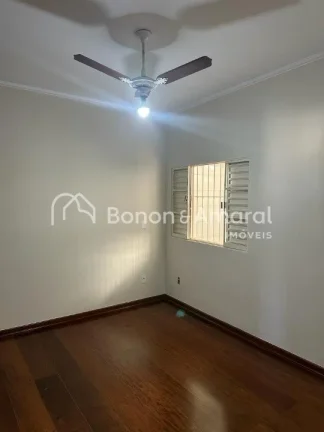Imagem Imóvel com excelente acabamento, estrutura sólida e totalmente reformado. Com 3 dormitórios, todo...