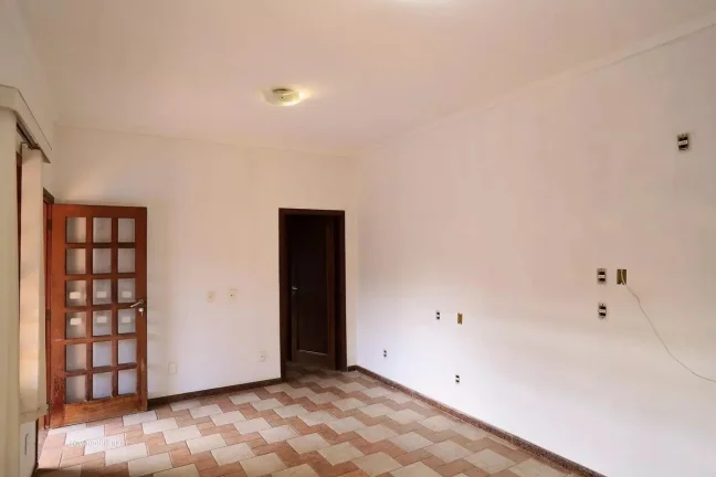Imagem Casa com aproximadamente 200m² em um lote de 360m² de área, ideal para quem busca espaço, confor...