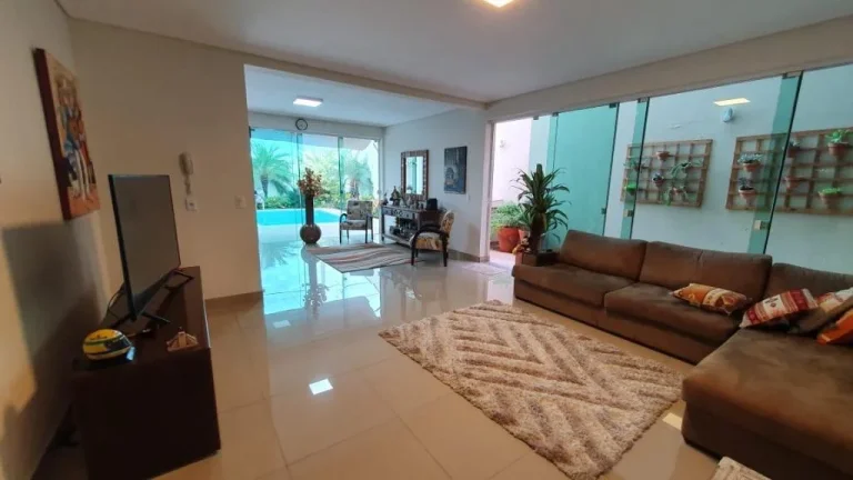Imagem Sobrado em condomínio fechado com 404m² de terreno e 480m² de área útil contendo. No primeiro p...