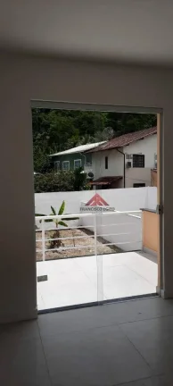 Imagem Excelentes casas em centro de terreno, com dois pavimentos ,primeira locação,sendo constituida de Sala ,03 quartos,02 suites, cozinha,lavanderia