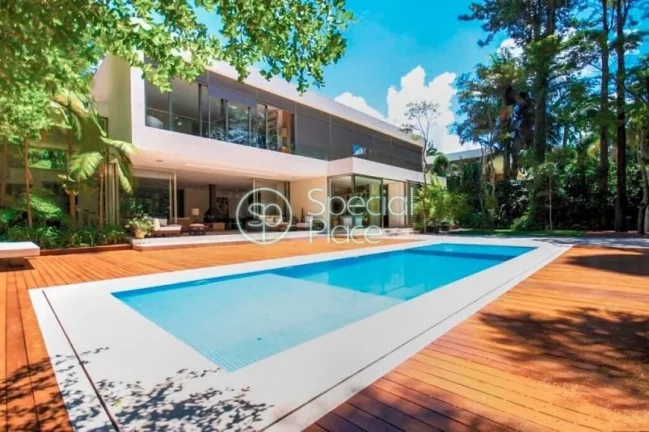 Imagem CASA ESPETACULAR, projetada por Mônica Drucker. Residência localizada em um verdadeiro refúgio no...