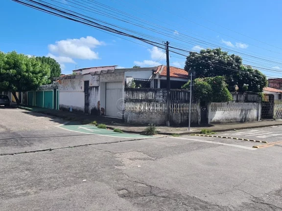 Imagem Excelente casa de esquina, bem ventilada, em ótima localização no Rodolfo Teófilo próximo ao Co...