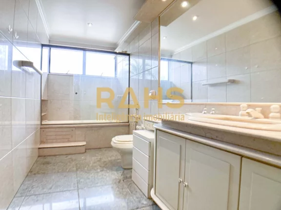 Imagem Apartamento Espaçoso em Ótima Localização Com 361,96 de área privativa, esse apartamento conta ...