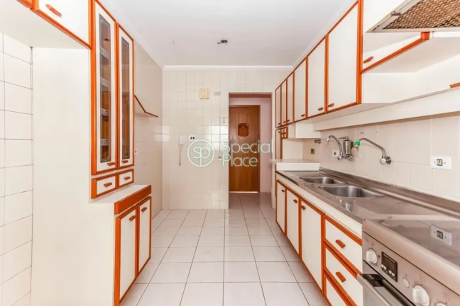 Imagem Apto rico em iluminação natural e repleto de janelas grandes. Vista eterna e para as arvores e o m...