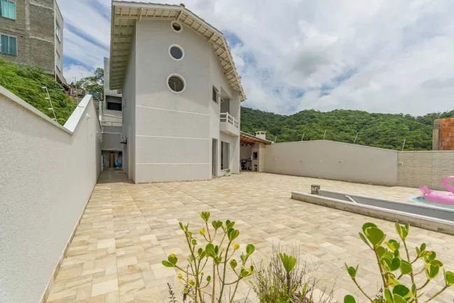 Imagem Casa com 4 dormitórios sendo 2 suítes e 2 vagas de garagem no Bairro Nações em Balneário Camboriú