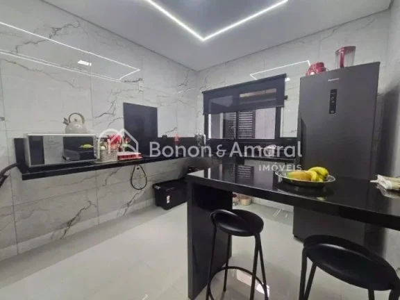 Imagem Linda casa totalmente reformada, localizada na parte alta do bairro, em região tranquila e de excel...