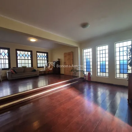 Imagem Encantadora casa em estilo colonial, do tipo sobrado, que une conforto, espaço e charme em cada det...