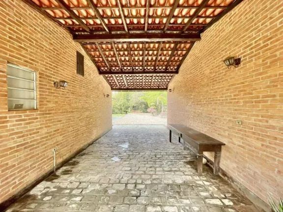 Imagem Condomínio de alto padrão, arborizado e com alamedas largas.