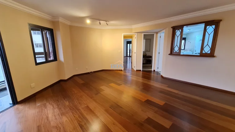 Imagem Vende lindo apartamento de 120m², com 3 dormitórios, sendo 1 suíte e 2 vagas. Totalmente reformado.