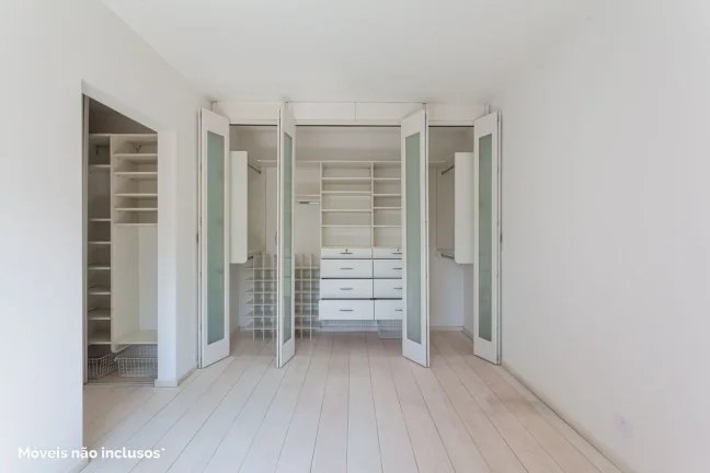 Imagem Apartamento 276M² Reformado, 3Q, 3 Suítes, 3 Banheiros, 4 Vagas, Varanda, Piscina, Academia, Churrasqueira, Salão de Festas, Playground, Split.