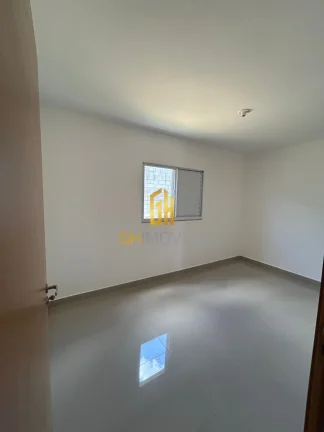 Imagem A casa possui 

3 quartos,
1 suíte,
2 quartos
Sala de estar, 
Sala de jantar, 
Banheiro, 
Cozinha
Q...