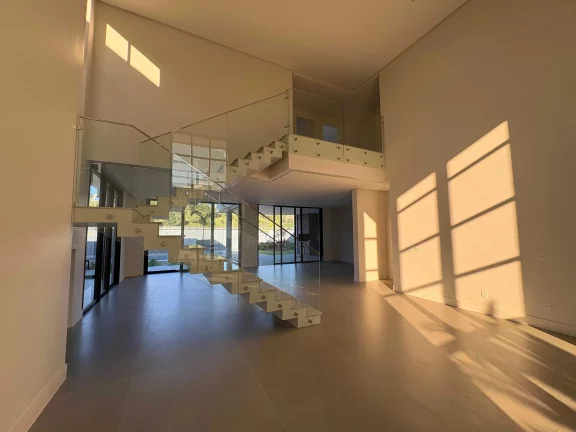 Imagem Casa em condomínio com 4 suítes e 4 vagas de garagem em Camboriú/SC