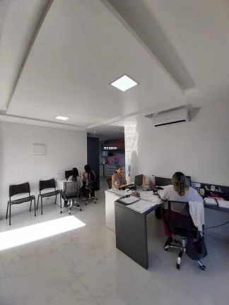 Imagem BARRACÃO/GALPÃO à venda com 384m² por R$ 1.800.000,00 no bairro Vargem Grande - PINHAIS / PR