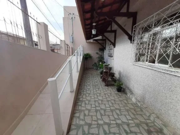 Imagem Casa Acolhedora com 3 Dormitórios, Um Suíte, Varanda, Quintal e Terraço no bairro São Pedro em Barbacena MG