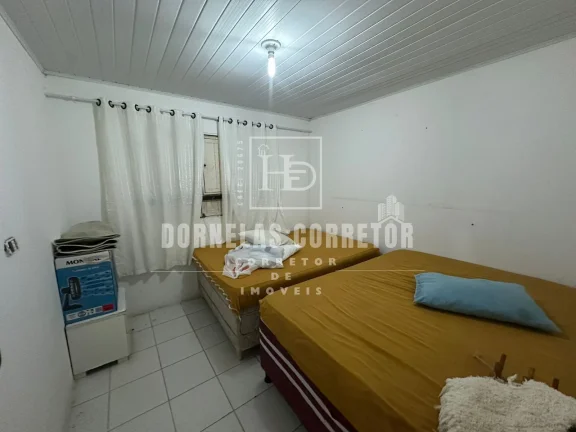 Imagem CASA A KM DO MAR COM ÁREA GOURMET E PISCINA, 3 QUARTOS, 1ST, VÁRIAS VAGAS DE GARAGEM, EM FRENTE A AVENIDA, TERRENO 30X30