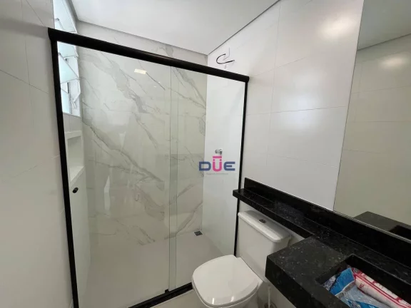 Imagem Apartamento impecável, no canal 6 de frente, 2° andar com sacadinha. 2 quartos sendo 1 suite e vaga