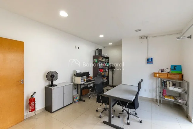 Imagem Apresentamos um galpão comercial com infraestrutura completa, ideal para empresas que buscam um esp...