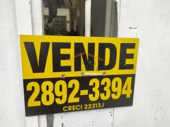 Imagem Casa térrea com 120m², abaixo do nível da rua, acesso lateral por escada, com cozinha, copa, sala...