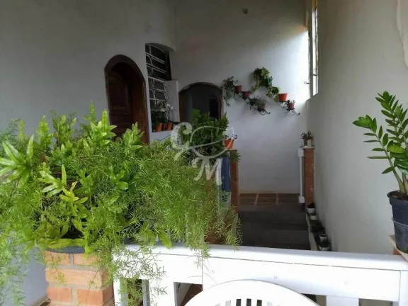 Imagem Casa avarandada com cômodos amplos