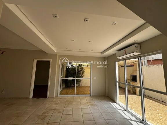 Imagem Encante-se com esta charmosa casa à venda em um dos condomínios mais desejados do bairro! Com ambi...