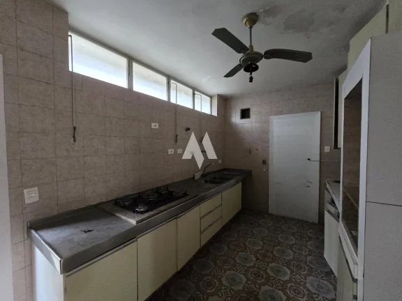 Imagem sobrado 4 dormitórios, 2 vagas, piscina, para locação