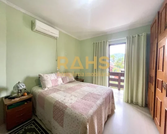 Imagem Ótimo sobrado averbado localizado no Saguaçu, com amplo espaço de fundos, com churrasqueira, pisc...