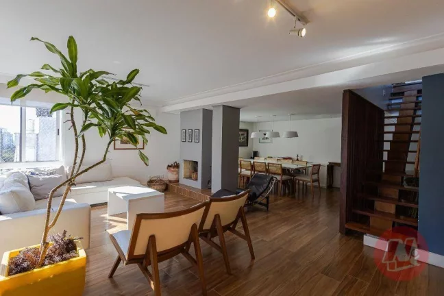 Imagem no Rio Branco, cobertura de 257 m² com 4 quartos, 2 vagas e piscina.