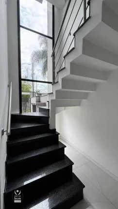 Imagem Sobrado triplex com 160 m², terraço com churrasqueira, 3 quartos (1 suíte), à venda por R$ 1.290.000 - São Lourenço - Curitiba/PR
