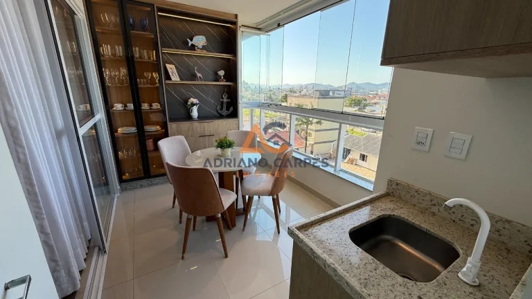 Imagem Seu 3 Quartos MOBILIADO, sendo 01 suíte no Centro de Navegantes perto da Praia e de tudo. Adriano Carpes Imóveis vende.