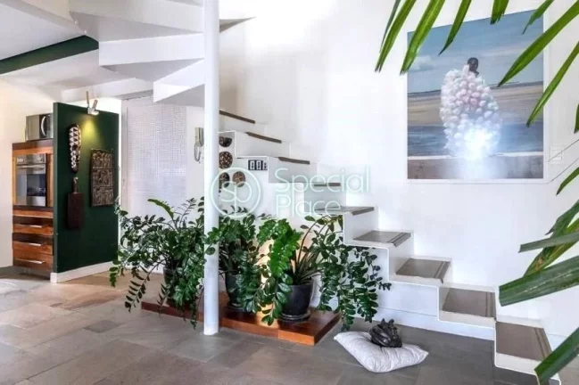 Imagem Cobertura reformadíssima com 155m² em Perdizes. Primeiro piso - sala para dois ambientes com sacad...