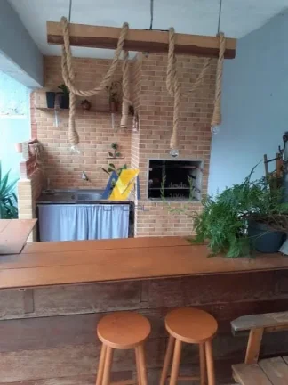 Imagem Casa para Venda com 148m², 3 dormitórios sendo 2 suítes, churrasqueira, 2 vagas.