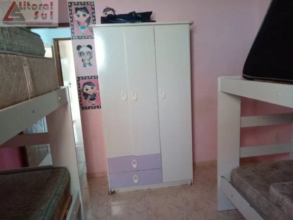 Imagem Casa à venda em Praia Grande-SP, bairro Maracanã: 2 quartos, 1 suíte, sala, 2 banheiros, 1 vaga e 75m² de área. Imperdível!